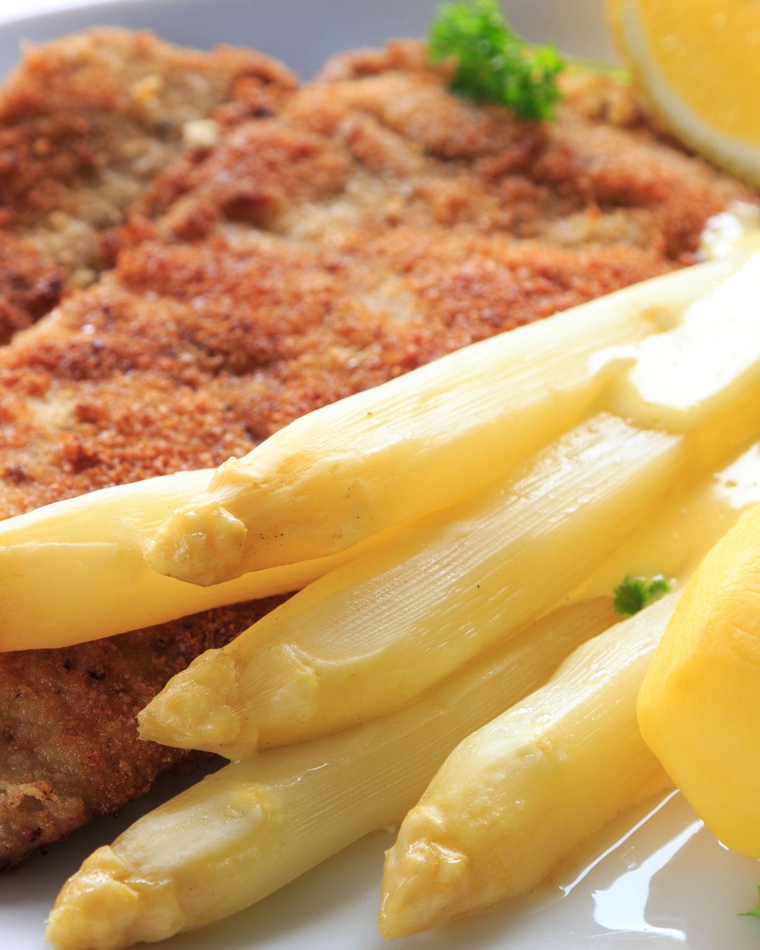 paniertes schnitzel mit spargel