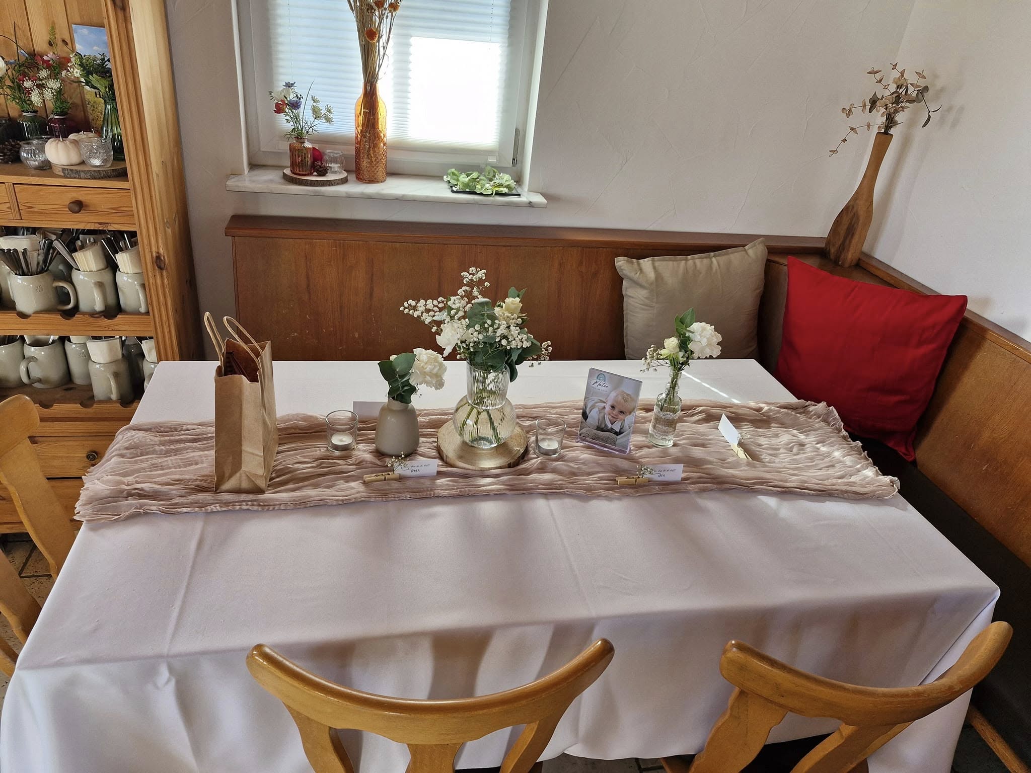 dekorierter tisch im innenraum