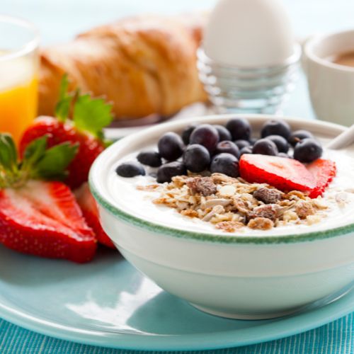 ein kleines frühstück mit müsli und croissant