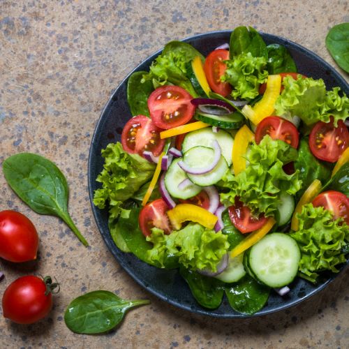 ein großer teller mit gemischtem salat