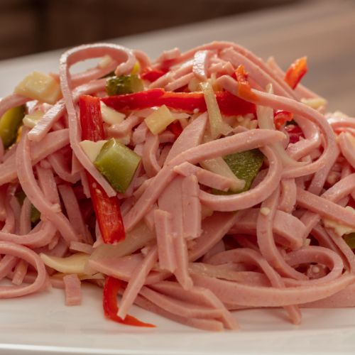 ein bunter wurstsalat mit paprikastreifen