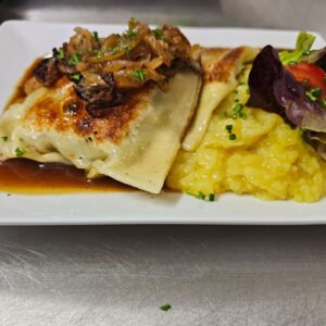 maultaschen mit Kartoffelsalat und Gemüsedeko
